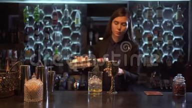 漂亮的女酒保站在酒吧里做了一杯<strong>好酒</strong>。